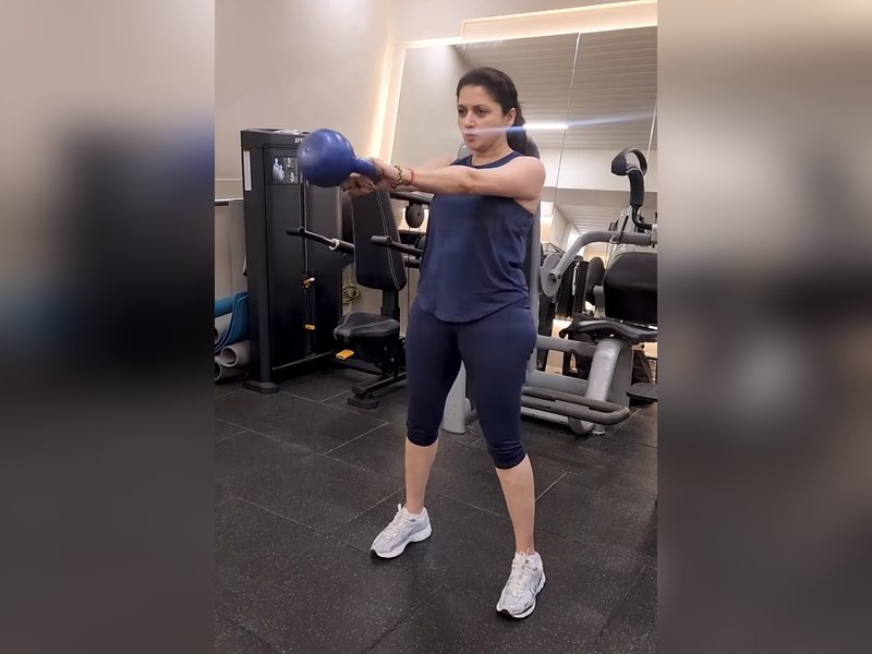 भाग्यश्री ने बताए केटलबेल स्विंग्स एक्सरसाइज के फायदे, ब्लड सर्कुलेशन को बनाती है बेहतर