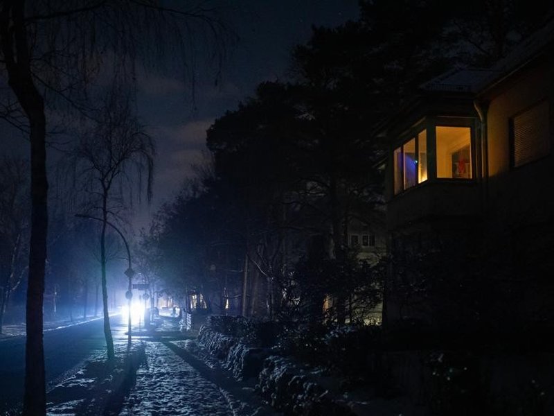 जर्मनी की राजधानी बर्लिन में हजारों घरों में छाया अंधेरा, लगातार चार दिनों से बिजली गायब