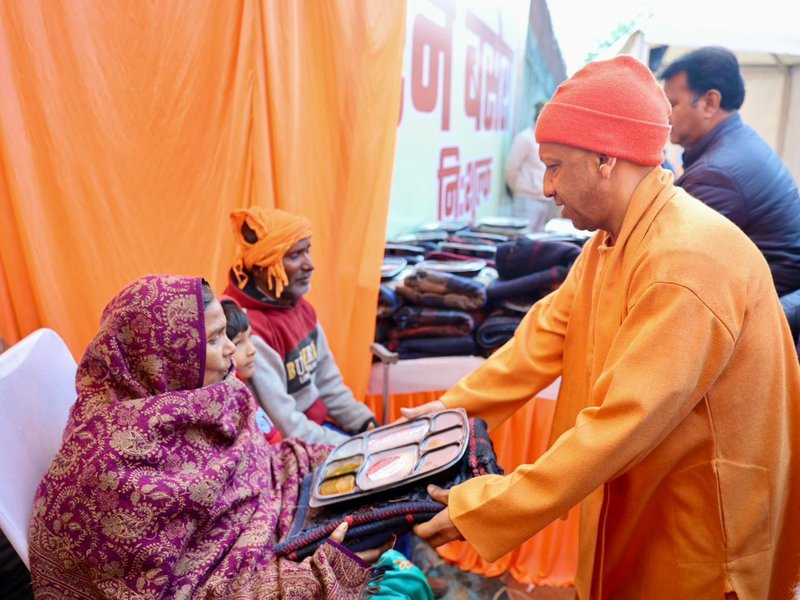 भीषण शीतलहर में कोई भी फुटपाथ पर न सोए : सीएम योगी