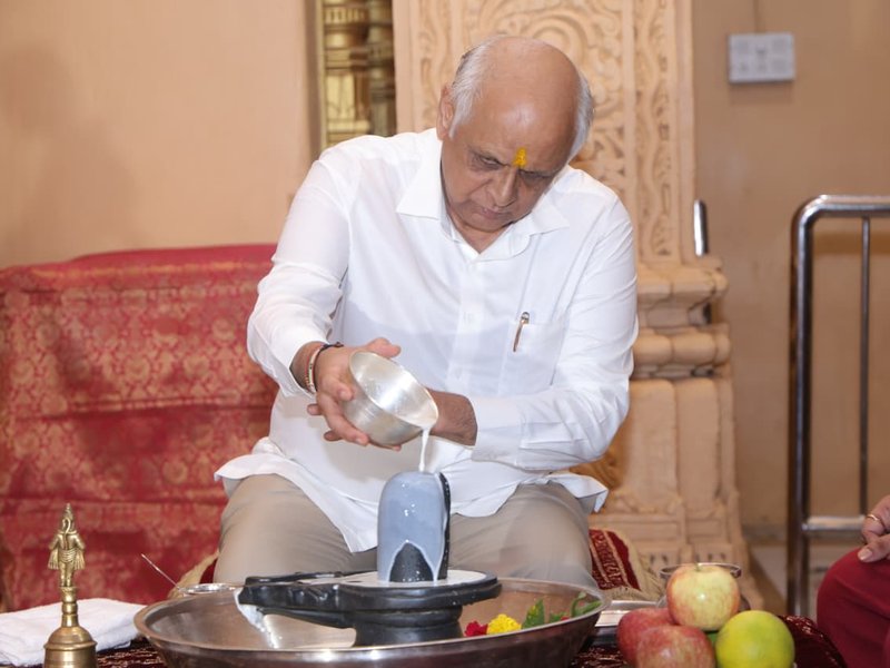 गुजरात: 'सोमनाथ स्वाभिमान पर्व' की शुरुआत, सीएम भूपेंद्र पटेल ने संतों के साथ किया 'ओंकार नाद' जाप 