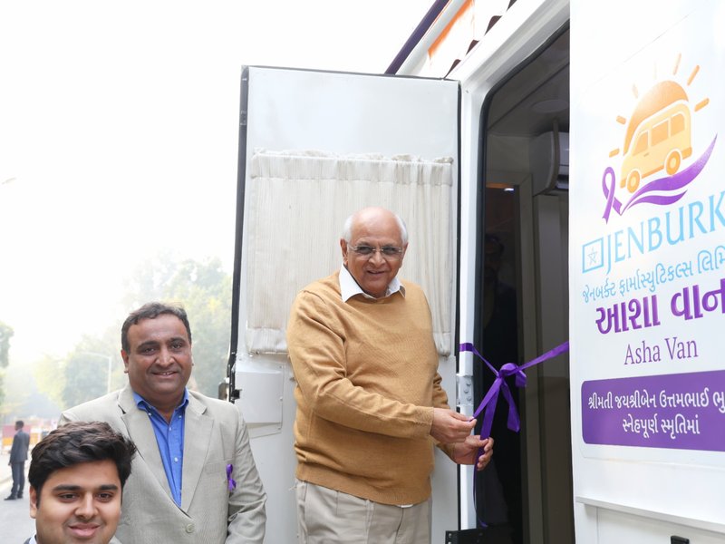 गुजरात : सीएम भूपेंद्र पटेल ने कैंसर स्क्रीनिंग वैन का लोकार्पण किया