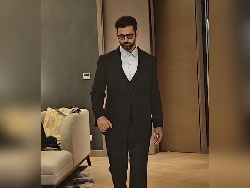 kabhi-do-shabd-bolne-mein-bhi-katarte-the-hrithik-roshan-aaj-bollywood-ke-hain-greek-god