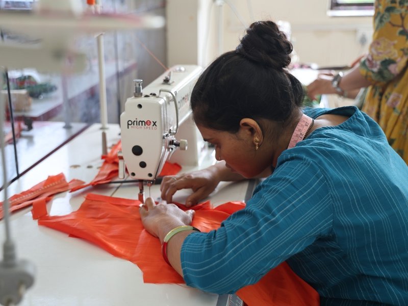 गुजरात : ‘वस्त्र प्रसाद’ की पहल से सोमनाथ की अनेक स्थानीय महिलाएं बनीं ‘लखपति दीदी’