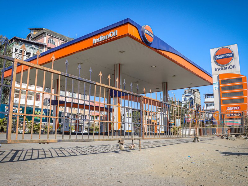 Domestic oil companies’ stocks tumble up to 9 pc as crude crosses $100 a barrel