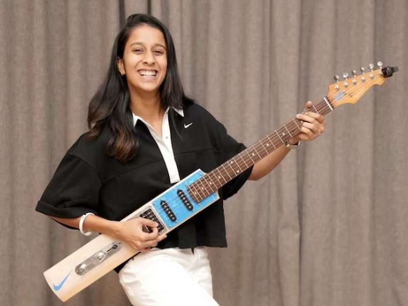 सुनील गावस्कर ने जेमिमा रोड्रिग्स को भेंट किया बल्ले के आकार का गिटार 