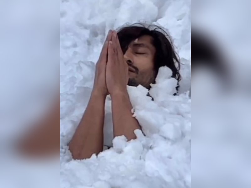 Vidyut Jammwal scales a tree unclothed, calls it a ‘yogic practice of Sahaj’