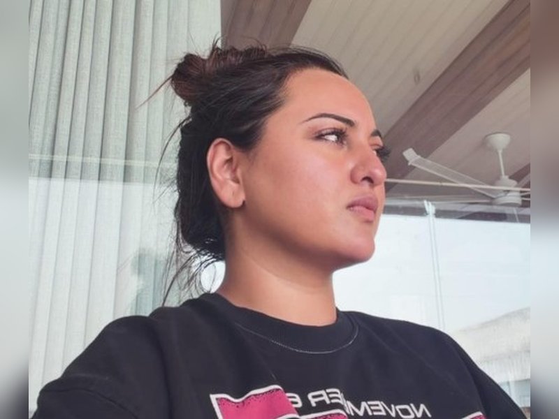 Sonakshi Sinha tries to find 'peace' in her balcony, gets the exact opposite 