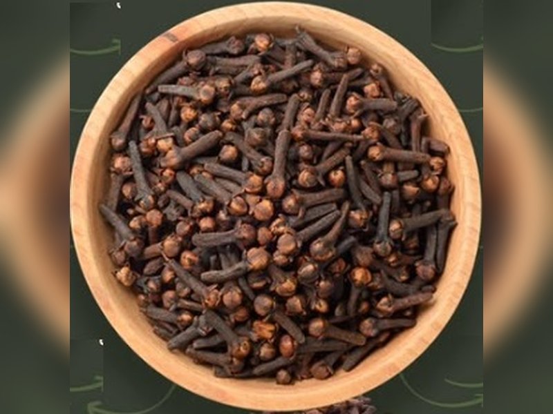 नेचुरल पेन किलर है लौंग, दांत दर्द से माइग्रेन तक में कारगर 