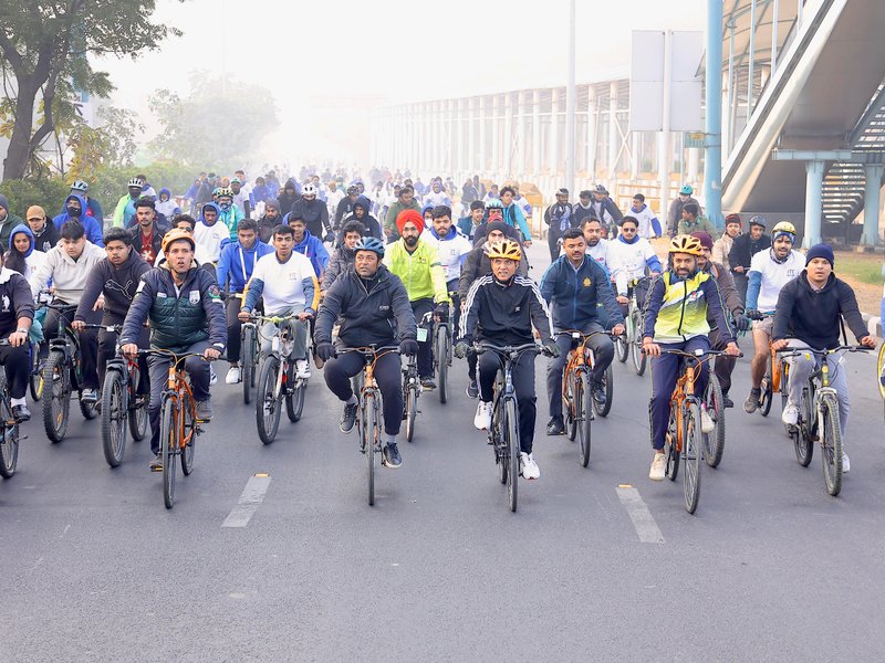 Strong leadership is only possible with a healthy body, says Mandaviya at 56th Fit India Sundays on Cycle (Credit: SAI)