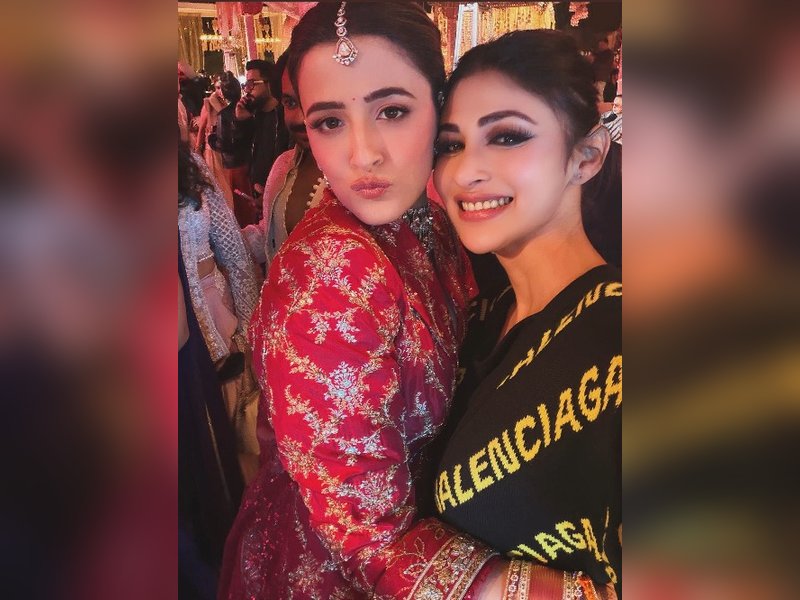 Mouni Roy wishes 'favourite couple' Nupur Sanon & Stebin Ben as they embark on a magical journey