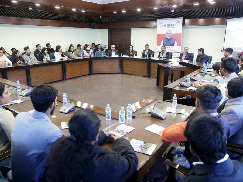 लेखकों के साथ प्रौद्योगिकी, ज्ञान की खोज व राष्ट्रीय दृष्टिकोण पर विचार-विमर्श 