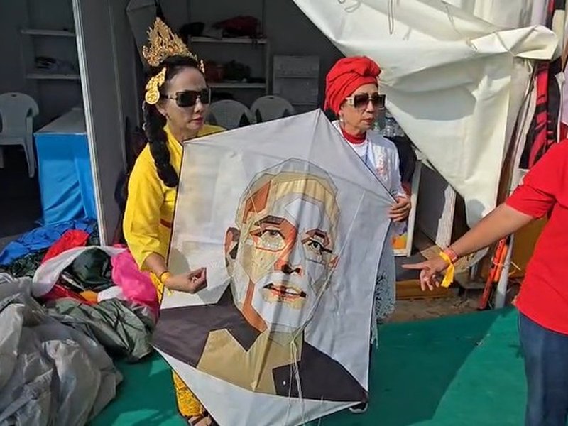 अहमदाबाद: अंतरराष्ट्रीय पतंग महोत्सव में पीएम मोदी की तस्वीर वाली पतंग बनी आकर्षण का केंद्र 