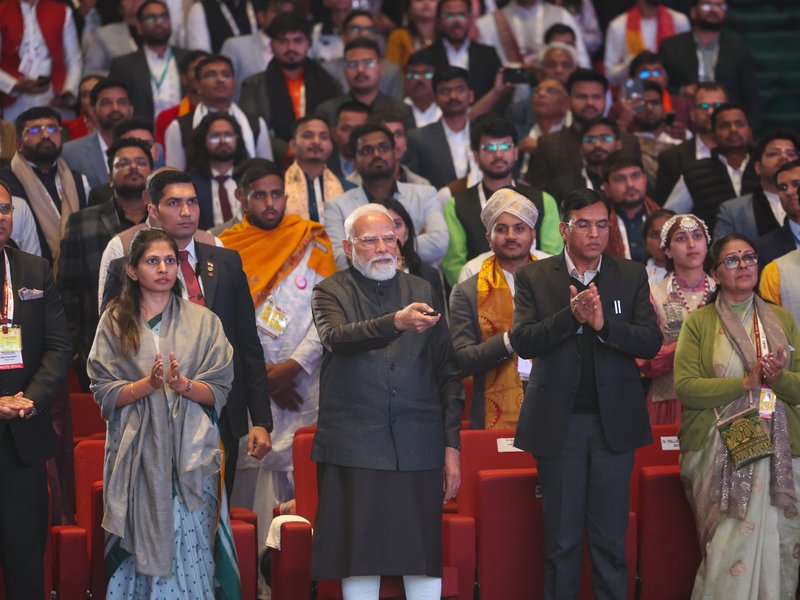 गुलामी की मानसिकता से बाहर निकलकर विरासत और विचारों को हमेशा आगे रखना होगा: पीएम मोदी