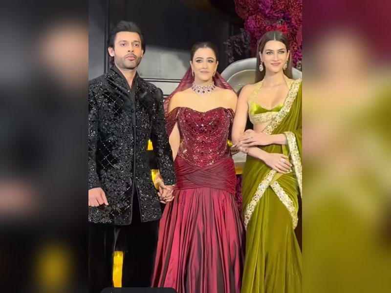 Kriti Sanon gives a retro touch to her saree look at sister Nupur Sanon's wedding reception