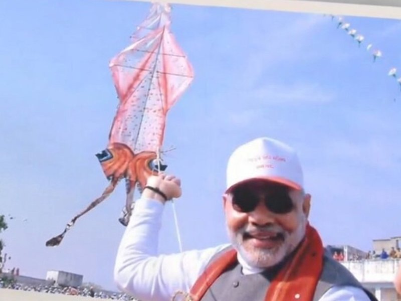 उत्तरायण 2002 की यादें : जब नव निर्वाचित मुख्यमंत्री नरेंद्र मोदी ने छत से उड़ाई पतंग