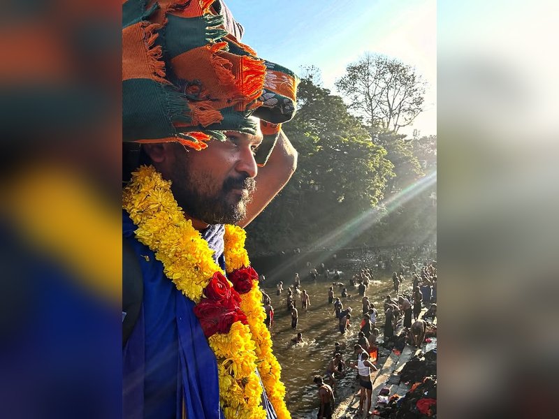 '29' director Rathna Kumar offers prayers at Sabarimala! (Photo Credit: Rathna kumar/Instagram)