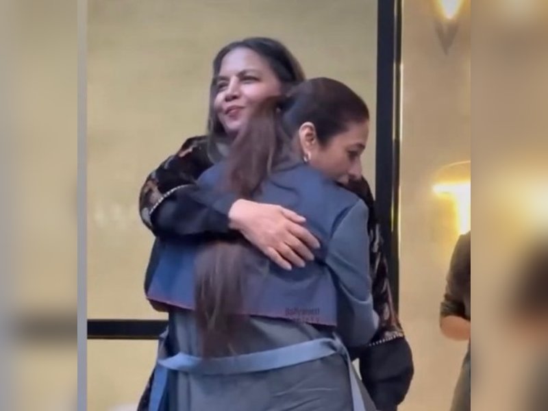 'Khaala' Shabana Azmi embraces 'bhaanji' Tabu in a warm hug