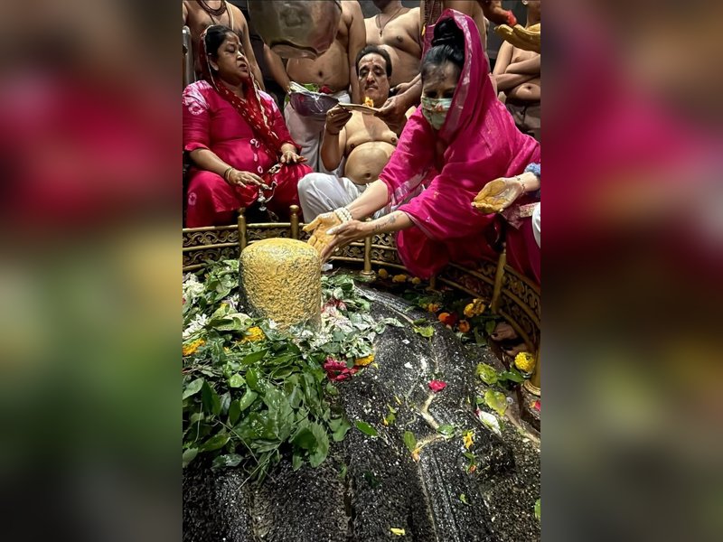 Tanishaa Mukerji performs Rudra Abhishek at the holy Grishneshwar’s Jyotirling on Makar Sankranti