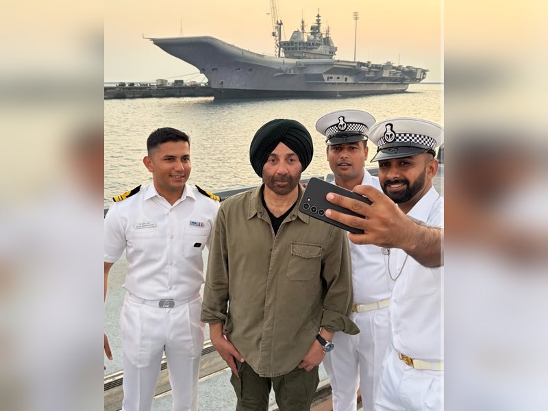 Sunny Deol says 'Hindustan Meri Jaan' as he poses with the Indian Navy officers 