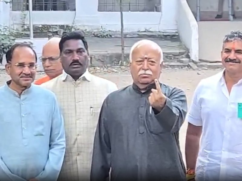 महाराष्ट्र निकाय चुनाव 2026: मोहन भागवत और सचिन तेंदुलकर समेत कई प्रमुख हस्तियों ने मतदान किया