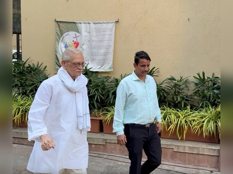 अगर आप वोट नहीं देते तो शिकायत करने का अधिकार खो देते हैं: गीतकार गुलजार