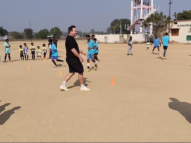 मध्यप्रदेश: 'मिनी ब्राजील' पहुंचे कंबोडियाई कोच पोमेरॉय, स्थानीय खिलाड़ियों को सिखाए गुर