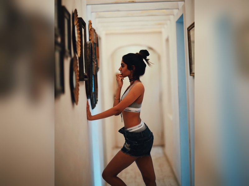 Janhvi Kapoor says 'Why is everyone doing this' as Khushi joins the latest social media trend