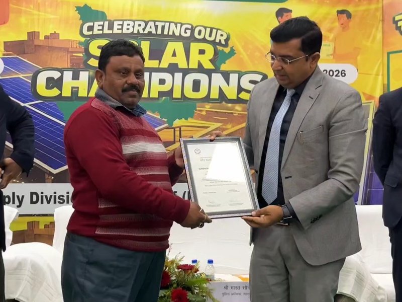 बिहार: पीएम सूर्य घर योजना से 60 उपभोक्ताओं का बिजली बिल हुआ शून्य, लाभार्थियों को जिला प्रशासन ने किया सम्मानित