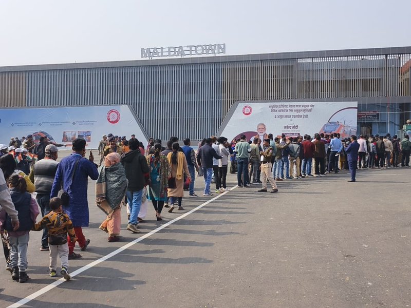 पीएम के दौरे पर मालदा में उत्सव जैसा माहौल, जनता ने वंदे भारत स्लीपर ट्रेन के उद्घाटन को बताया 'गर्व का पल'