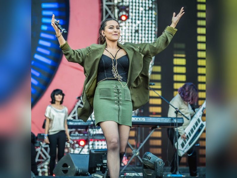 ट्रेंड 2016 का हिस्सा बनीं सोनाक्षी सिन्हा, शानदार यादों की दिखाई झलक 