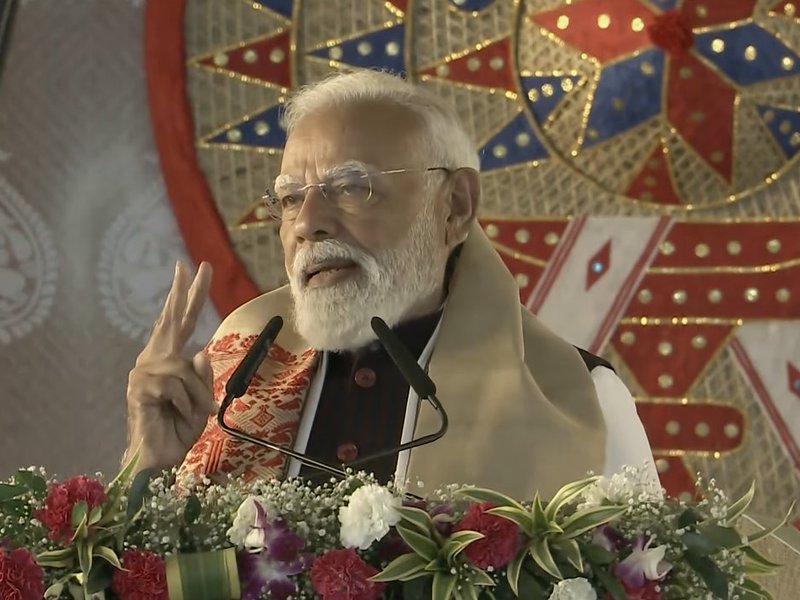 पीएम मोदी का कांग्रेस पर हमला, बोले- सियासी फायदे के लिए घुसपैठियों को सौंपी थी असम की मिट्टी