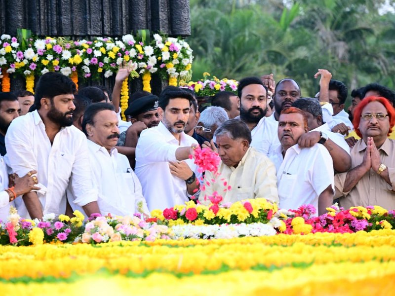 एनटीआर की 30वीं पुण्यतिथि: बेटे बालकृष्ण और पोते नंदमुरी ने दी श्रद्धांजलि, नाती नारा लोकेश ने किया याद