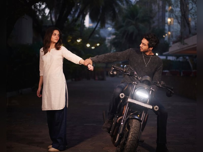 Aneet Padda & Ahaan Panday celebrate 6 months of 'Saiyaara' by recreating a popular scene