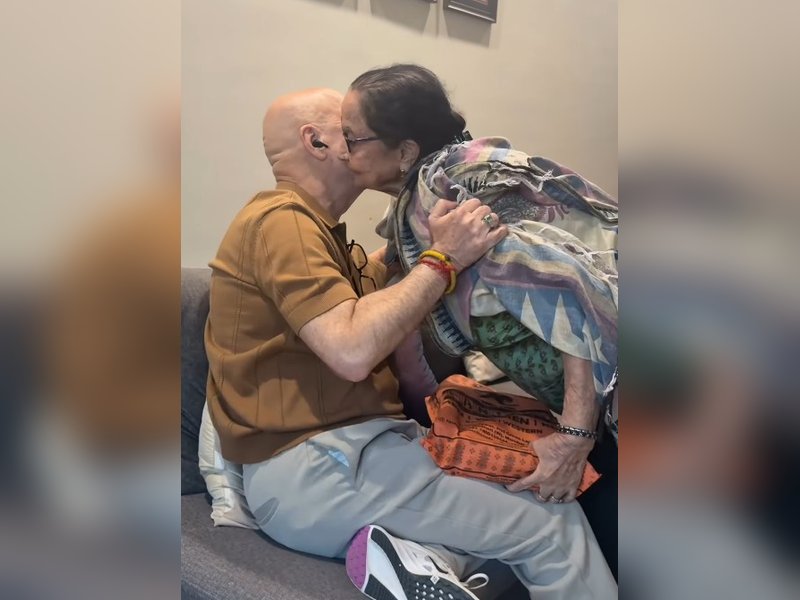 माता-पिता को महसूस न कराएं कि वे असहाय हैं, अनुपम खेर ने मां से मुलाकात का वीडियो किया शेयर