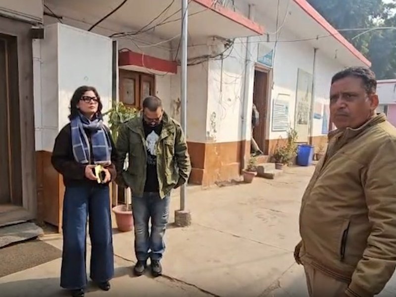 विवादित पोस्ट मामले में नेहा सिंह राठौर लखनऊ के हजरतगंज थाने पहुंचीं, बोलीं-जांच में सहयोग दूंगी