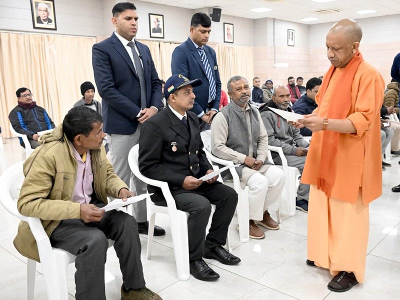 'जनता दर्शन' में आई महिला ने सीएम योगी को सुनाया दुखड़ा, पुलिस आयुक्त को तत्काल उचित कार्रवाई का निर्देश