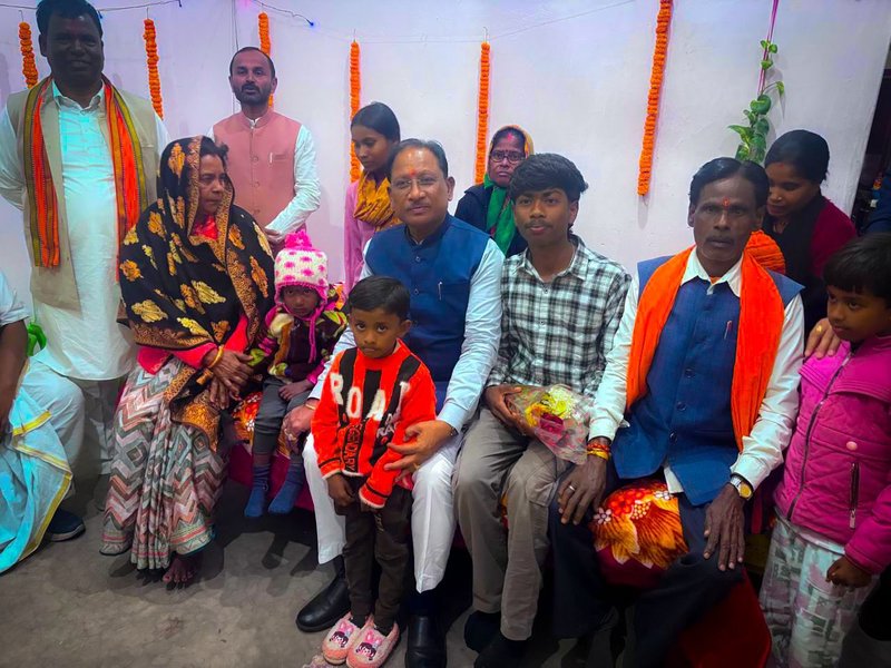 पीएम आवास योजना से बदली कालीचरण की जिंदगी, सीएम साय पहुंचे घर, लाभार्थी ने जताया आभार