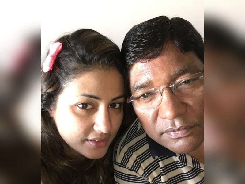Hina Khan shares an emotional throwback memory when ‘she cried in the arms’ of her late father