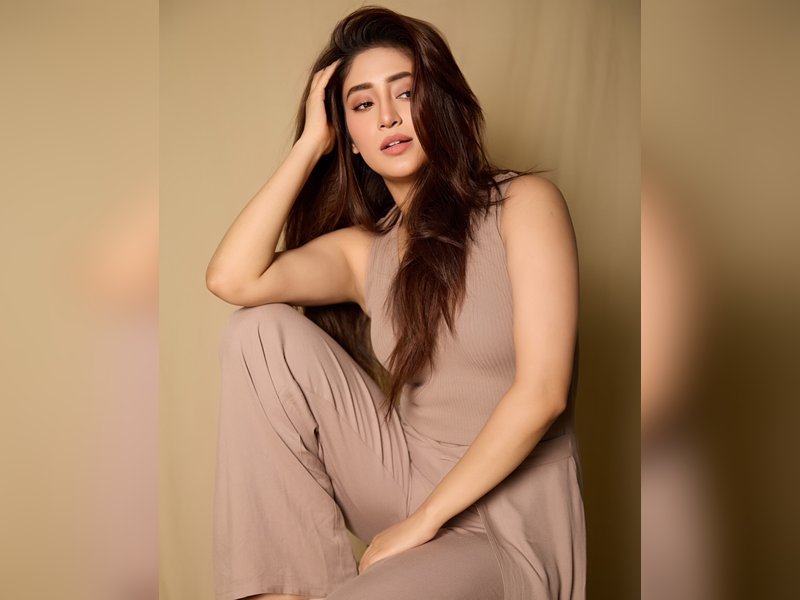 Shivangi Joshi opend up on dating men from within the industry