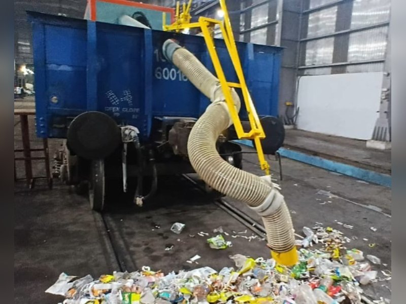 Gujarat: Railway tracks cleaning made easier with homegrown 'Vacuum-Assisted Cleaner' (Photo: IANS)