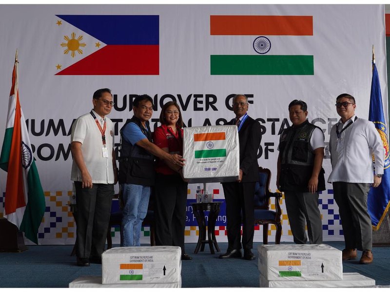 India hands over 30 tonnes of humanitarian aid to Philippines