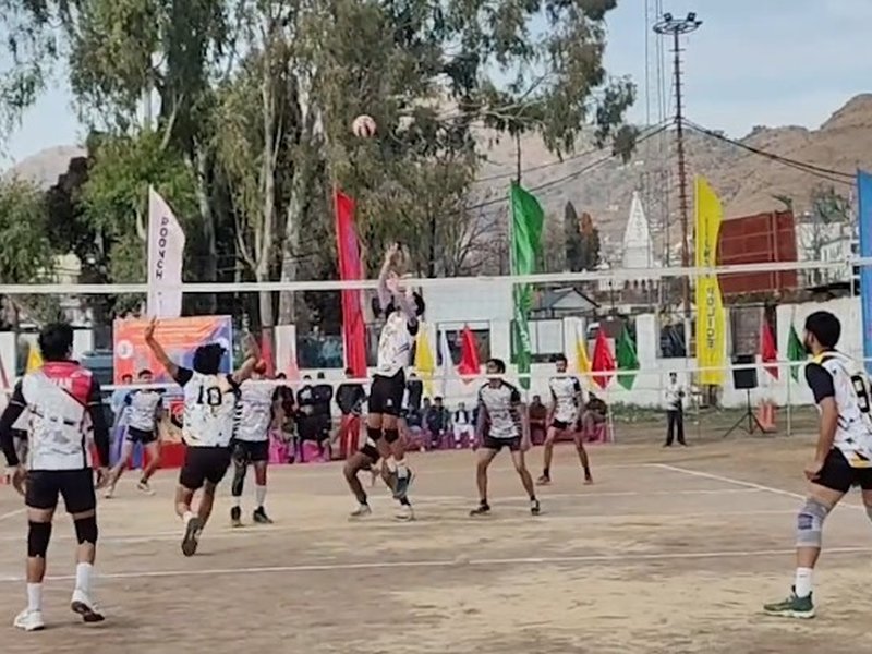 पुंछ जिले में हुआ 'पुलिस शहीद वॉलीबॉल टूर्नामेंट', एसएसपी ने खिलाड़ियों को दी अंतरराष्ट्रीय स्तर पर खेलने की शुभकामना 