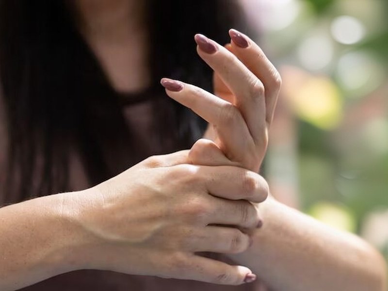 उंगलियां चटकाना सेहत के लिए सही या गलत? जानें क्या कहता है विज्ञान