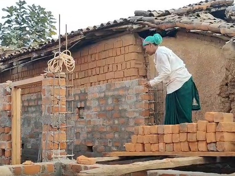 छत्तीसगढ़: नक्सलवाद का दर्द झेल चुके लोगों के जीवन में लौटीं खुशियां, ‘पीएम आवास योजना’ में मिला आशियाना 