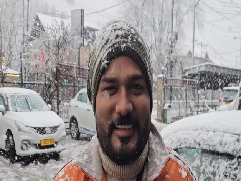 जम्मू और कश्मीर के कई इलाकों में भारी बर्फबारी, पर्यटकों के चेहरे खिले