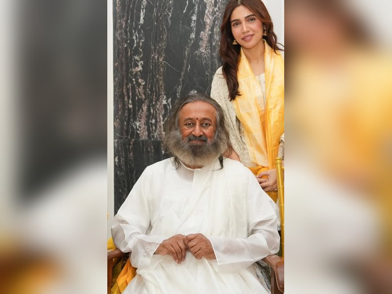 Bhumi Pednekkar meets spiritual leader Sri Sri Ravi Shankar, calls herself ‘blessed’ 