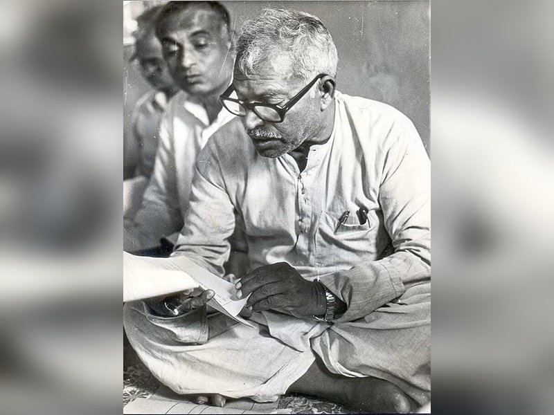 कर्पूरी ठाकुर: मुख्यमंत्री के दफ्तर में भरी रहती थी गरीबों की भीड़, कभी खुद बीच में खाने बैठ जाते थे खाना, सामाजिक न्याय के योद्धा का वह किस्सा