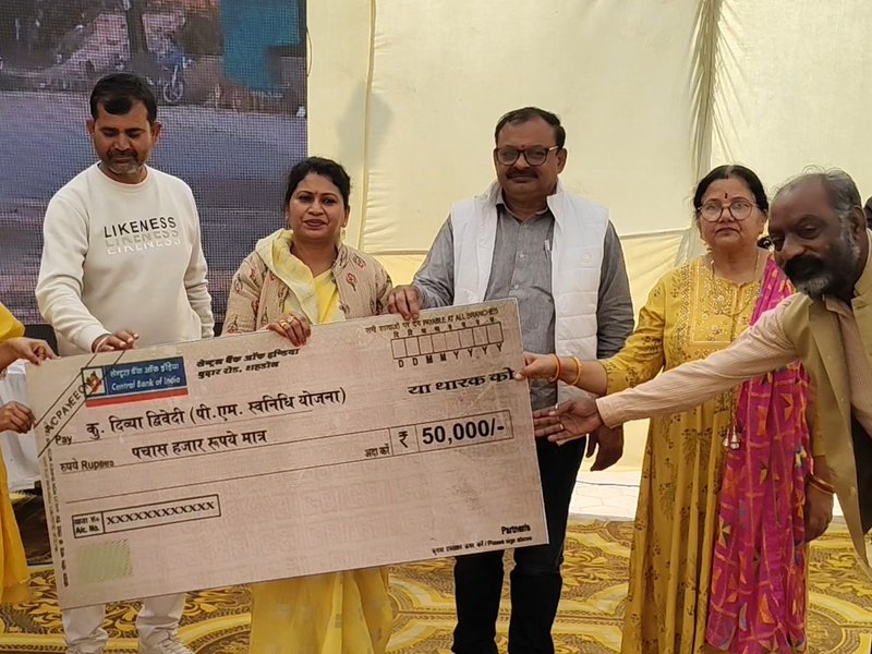 मध्य प्रदेश: स्वनिधि योजना के तहत शहडोल में लाभार्थियों को क्रेडिट कार्ड वितरित, जताया प्रधानमंत्री मोदी का आभार