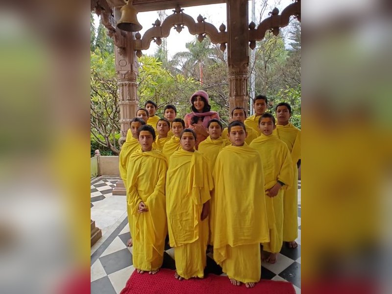 गुप्त नवरात्रि पर मृत्युंजय मंदिर पहुंचीं अदा शर्मा, वैदिक छात्रों संग किया महिषासुरमर्दिनी स्तोत्र का पाठ