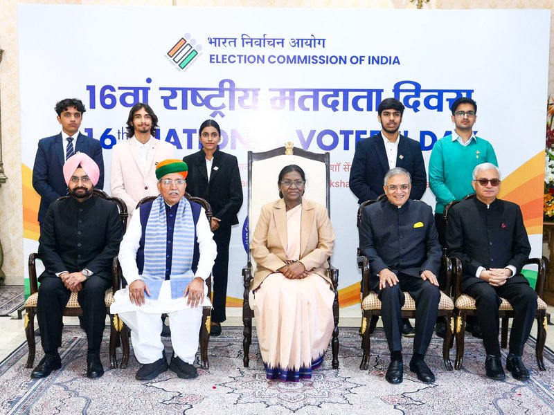 President Droupadi Murmu, along with Chief Election Commissioner of India Gyanesh Kumar, Election Commissioner Dr. Sukhbir Singh Sandhu, and Union Minister Arjun Ram Meghwal, in a group photo with the awardees during the 16th National Voters' Day Celebrations in New Delhi, Sunday, January 25, 2026. (Photo: IANS/X/@ECISVEEP)